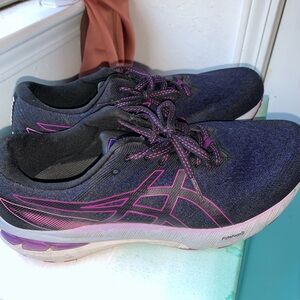 ASICS running/walking shoe